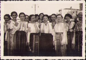 Femei în port popular românesc, perioada interbelică