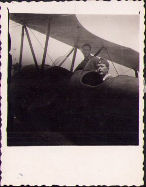 Pilot în avion biplan, România