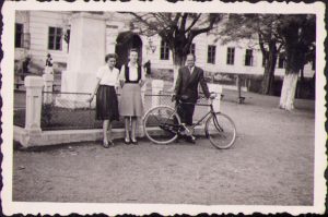 Bărbat cu bicicletă, România interbelică