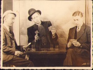 Tineri jucând cărți, 1942, studio foto din orașul Roman