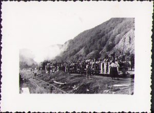 Locomotivă cu aburi și vagoane de pasageri în defileul Ciucea, anii 1930