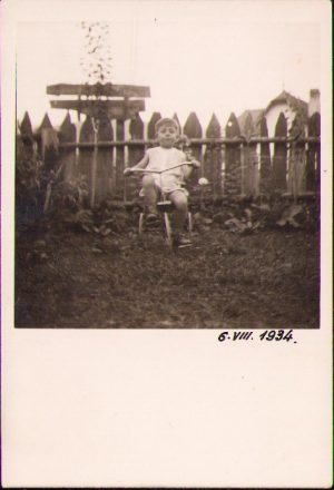 Copil cu tricicletă, România, 1934