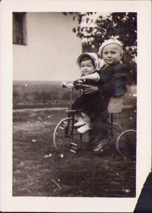 Copii cu tricicletă, Câmpia Turzii, 1938