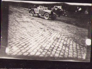 Automobil la raliu, cu număr de înmatriculare de București, România, perioada interbelică