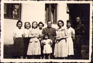 Ofițer român de vânători decorat cu Crucea de Fier germană, respectiv ofițer cu două însemne de rănit, Al Doilea Război Mondial