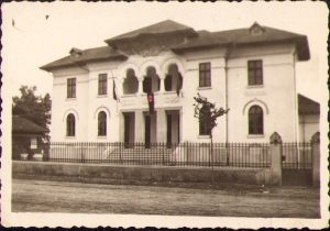 Școala Tâncăbești arborând steagul Germaniei naziste, perioada regalității