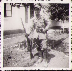 Elev militar român în echipament complet, perioada interbelică