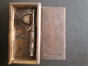 Micrometru mecanic vechi cu cutie originală din lemn
