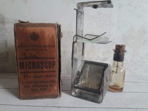 Microscop de concepție și fabricație românească pentru uzul școlarilor, anii 1930, Brevet regal român 15882 - de mici dimensiuni
