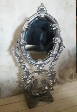Oglindă de masă cu suport din material neferos