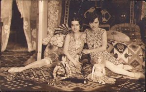 Fete cu păpuși, România interbelică