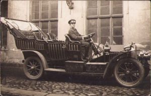 Automobil de epocă cu șofer în uniformă