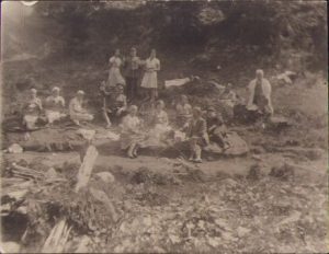 Ofițeri români și doamne la picnic, România interbelică
