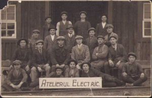 Muncitorii atelierului electric de la Schela Ochiuri a Astrei Române, exploatare petrolieră, județul Dâmbovița, 1926