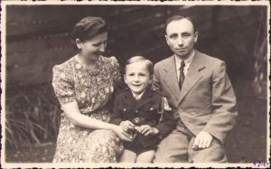 Mic străjer, împreună cu tatăl său, profesor Eugen Pascu de la Liceul "Mihai Viteazul" din Turda și mama sa, 1940