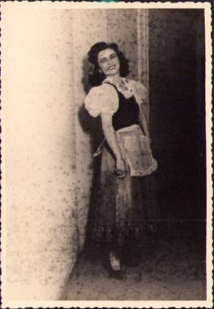 Artista Suzi Moldoveanu în "Boema" la București, 1947