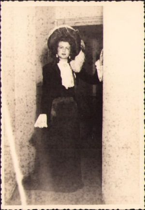 Artista Elena Vătafu în "Tosca" la București, 1947