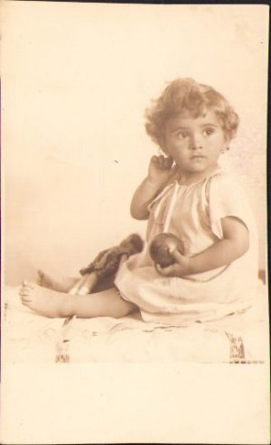 Copil cu jucărie, 1932, România