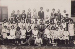 Elevi și învățător, România, 1928
