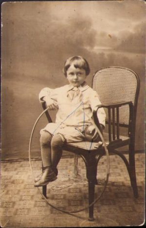 Băiat cu minge și cerc, București, 1918