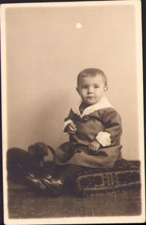 Copil cu cățel de pluș, studio Fischer, Sibiu