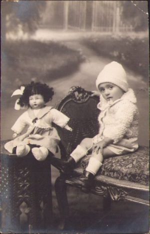 Copil cu păpușă, 1927, România