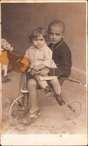 Copii cu tricicletă, România, fotografie perioada interbelică