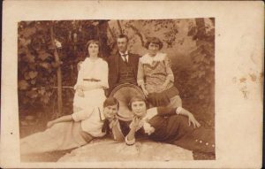 Familie cu patefon, 1914