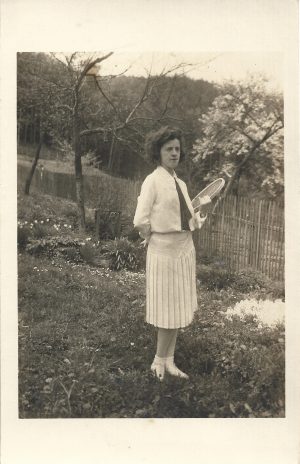 Femeie cu rachetă de tenis, România, perioada interbelică