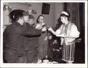Ofițer român și ofițeri chinezi, perioada comunistă