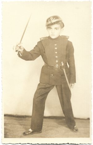 Copil cu sabie, în uniformă, cu centură de cercetaș, 1939, studio Klein, Brașov