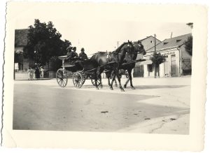 Militari români în trăsură, județul Cluj, anii 1930