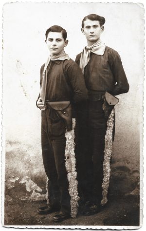Tineri în costume de cowboy, România, perioada interbelică
