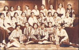 Eleve de la Școala normală Andrei Șaguna din Sibiu, studio Mysz