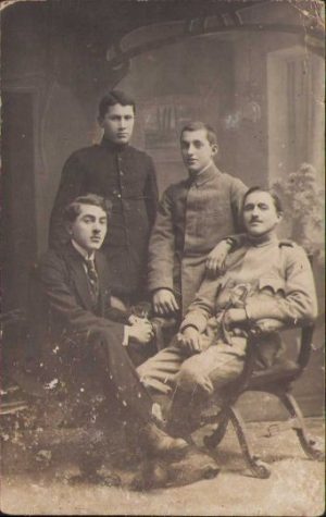 Subofițer român cu sabie și elevi, 1919, Ploiești