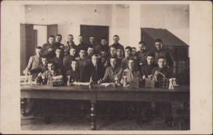 Elevi români în laborator, perioada interbelică
