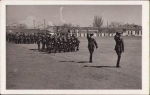Elevii Liceului Militar "Regele Ferdinand I", în frunte cu comandantul liceului, lt.-col. Vasile Fluture, defilează salutând românește