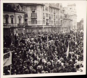 Fotografie din centrul orașului Oradea de la una din marile manifestații antirevizioniste de la mijlocul anilor 1930 ținute în oraș. La tribună, printre alte personalități, se află Teodor Neș.