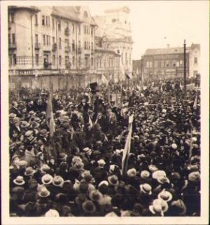 Fotografie din centrul orașului Oradea de la una din marile manifestații antirevizioniste de la mijlocul anilor 1930 ținute în oraș. La tribună, printre alte personalități, se află Teodor Neș