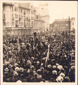 Fotografie din centrul orașului Oradea de la una din marile manifestații antirevizioniste de la mijlocul anilor 1930 ținute în oraș. La tribună, printre alte personalități, se află Teodor Neș