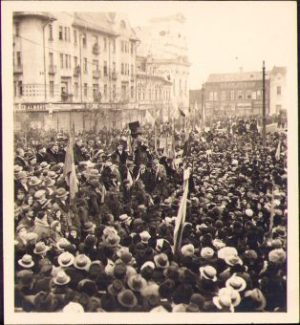 Fotografie din centrul orașului Oradea de la una din marile manifestații antirevizioniste de la mijlocul anilor 1930 ținute în oraș. La tribună, printre alte personalități, se află Teodor Neș