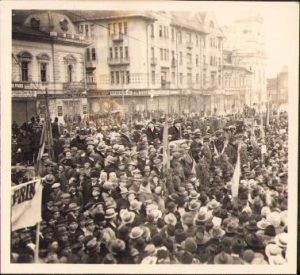 Fotografie din centrul orașului Oradea de la una din marile manifestații antirevizioniste de la mijlocul anilor 1930 ținute în oraș. La tribună, printre alte personalități, se află Teodor Neș