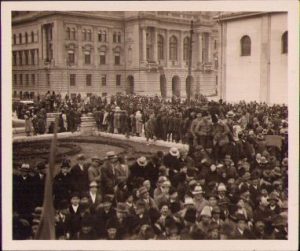 Fotografie din centrul orașului Oradea de la una din marile manifestații antirevizioniste de la mijlocul anilor 1930 ținute în oraș