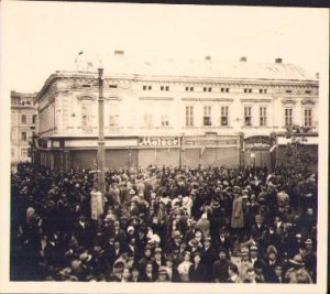 Fotografie din centrul orașului Oradea de la una din marile manifestații antirevizioniste de la mijlocul anilor 1930 ținute în oraș