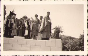 Cu pălărie, învățătoarea Ana Huzu; preot cel mai probabil este Iacob Stanca. Ambii din Blandiana, jud Alba, anii 1930. Studio Bach, Alba Iulia