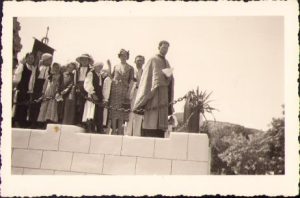 Cu pălărie, învățătoarea Ana Huzu; preot cel mai probabil este Iacob Stanca. Ambii din Blandiana, jud Alba, anii 1930. Studio Bach, Alba Iulia