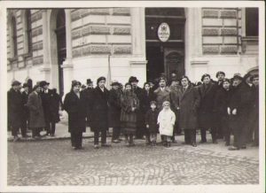 Veterani români din Primul Război Mondial în fața Liceului "Emanuil Gojdu" din Oradea cu ocazia uneia dintre marile manifestări antirevizioniste din oraș din anii 1930