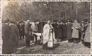 Slujbă religioasă în prezența unor membri din Straja Țării și a unor ofițeri, anii 1930, România