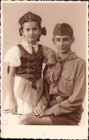Cercetaș în uniformă maghiară de cercetași și fetiță în port popular maghiar, 1941, studio Agoston Aranka, Cluj