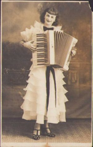 Femeie cu acordeon, 1944, studio Ionescu, Turnu Severin